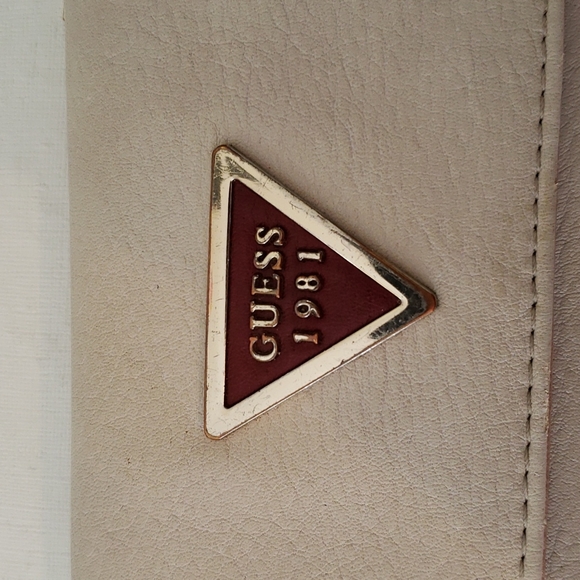 GUESS 1981 WOMEN'S WALLET SNAP AND ZIP CLOSURES GUC - Picture 3 of 14